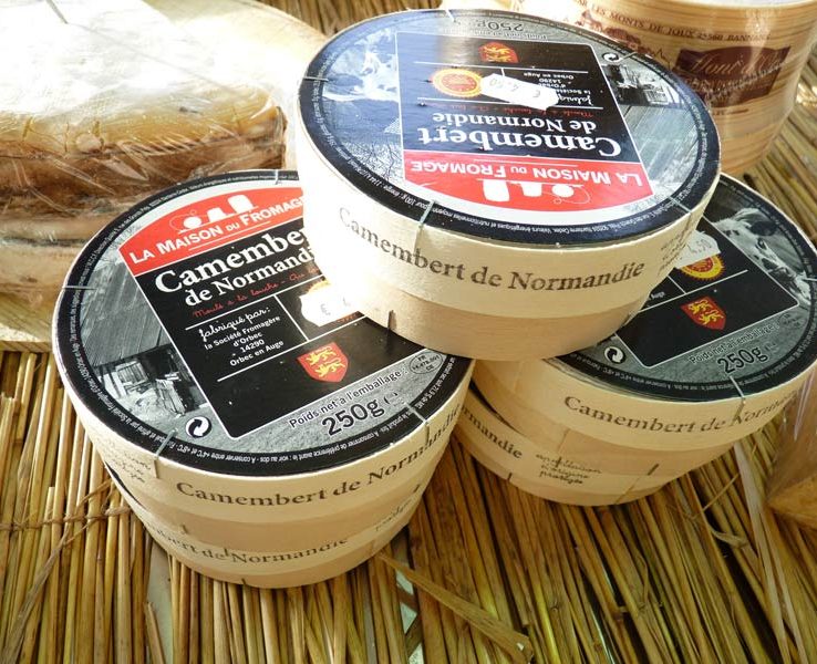 Camembert au lait cru Camembert de Normandie. Moulé à la louche. La Société fromagère d'Orbec à 14290 Orbec en Auge