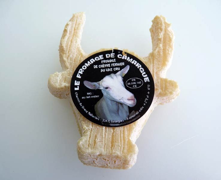 Le fromage de Camargue Chèvre fermier au lait cru en forme de tête de taureau. Fromagerie d'Aimargues.