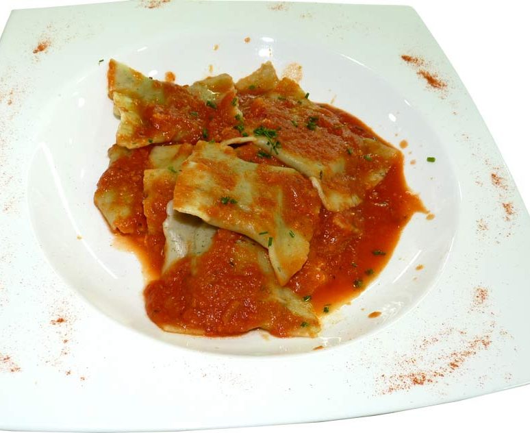 Raviolis à la brousse et aux épinards, sauce napolitaine