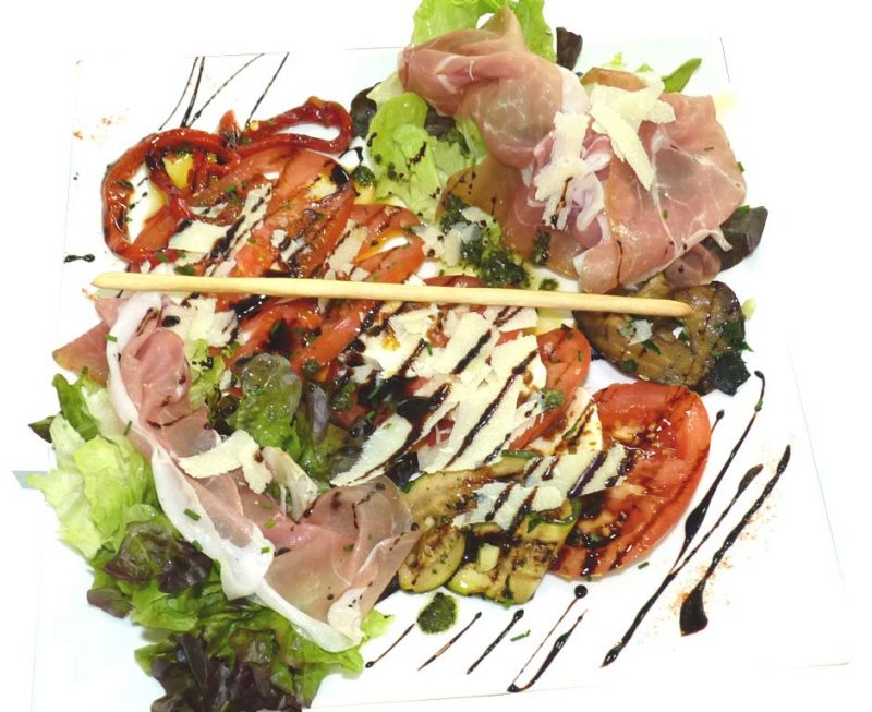 Salade italienne : tomates mozzarella buffala, parmesan, parme, salade verte