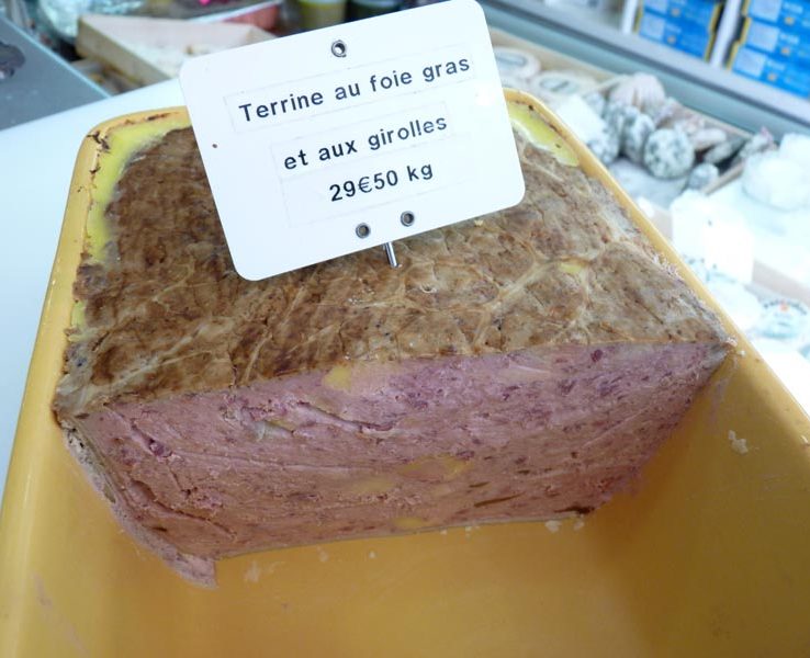 Terrine au foie gras et aux giroles