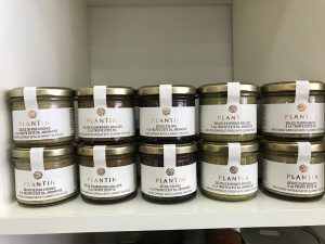 Délices de pois chiches, d'aubergines grillées, d'olives, d'arsperges, d'artichauts à la truffe d'été