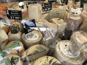 Fromages de brebis : rondin de l'Aveyron, tommes corses, pecorino, basques Ossau-Iraty et Petit Basque, manchego, fêta...