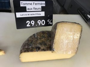 Tomme fermière aux fleurs, exceptionnelle tomme d'Alsace élaborée selon une recette du Tyrol autrichien